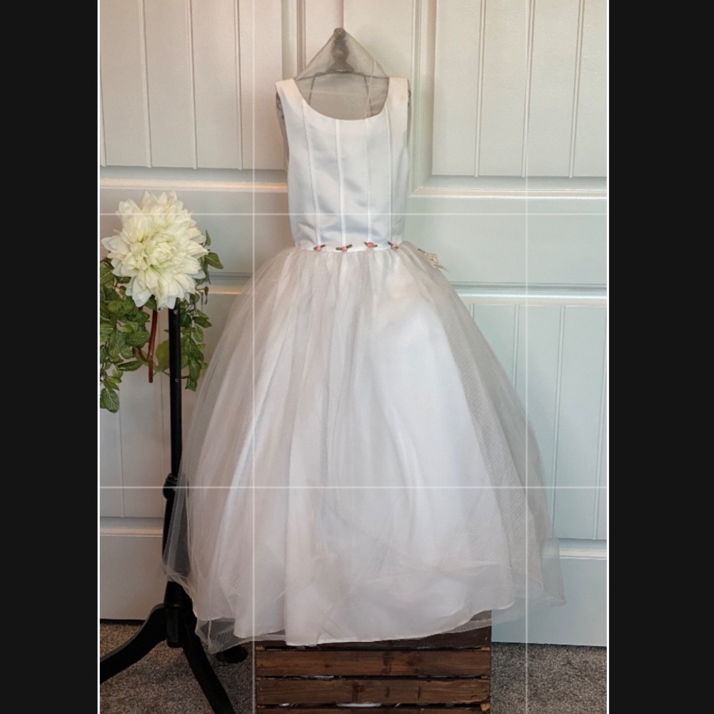 Gorgeous Ribbed Satin Full Dress W/Flower Details